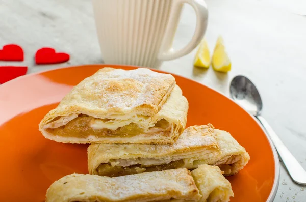 Torta di mele fatta in casa con tè nero — Foto Stock