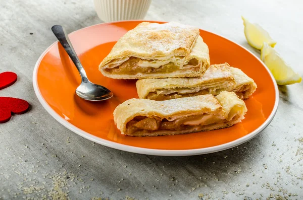 Torta di mele fatta in casa con tè nero — Foto Stock