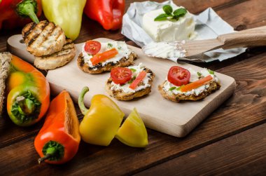 Sağlıklı baget, lor peynirli sebze ve otlar yayıldı