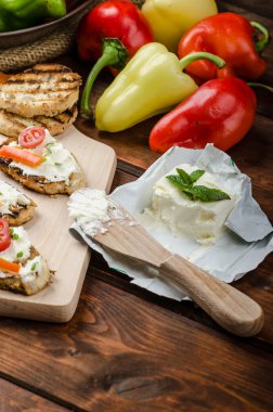 Sağlıklı baget, lor peynirli sebze ve otlar yayıldı