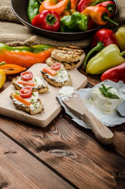 Sağlıklı baget, lor peynirli sebze ve otlar yayıldı