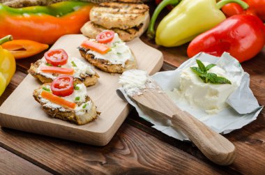 Sağlıklı baget, lor peynirli sebze ve otlar yayıldı