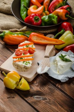 Sağlıklı baget, lor peynirli sebze ve otlar yayıldı