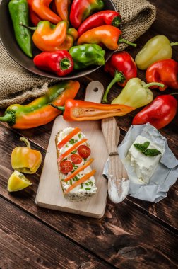 Sağlıklı baget, lor peynirli sebze ve otlar yayıldı