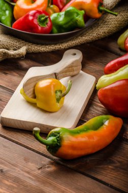 Biber ile ahşap bıçak Dilimleme