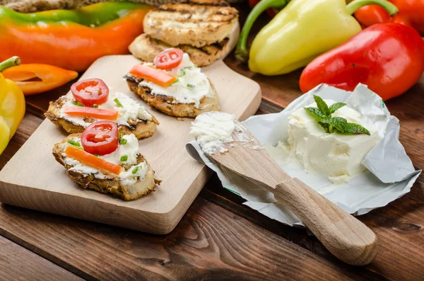 Sağlıklı baget, lor peynirli sebze ve otlar yayıldı