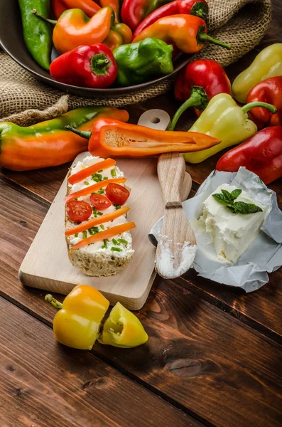 Baguette saludable, queso cuajada con verduras y hierbas — Foto de Stock
