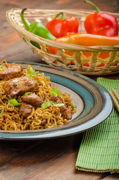 Macarrão chinês com frango e cebola — Fotografia de Stock