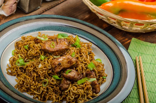 चिकन और प्याज के साथ चीनी नूडल्स — स्टॉक फ़ोटो, इमेज