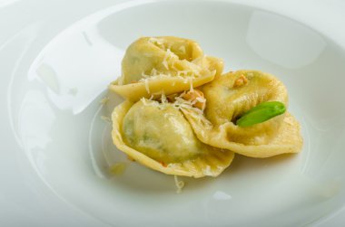 Ev yapımı tortellini ıspanak ve sarımsak ile doldurulmuş