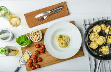 Ev yapımı tortellini ıspanak ve sarımsak ile doldurulmuş