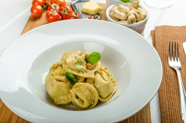 Tortellini caseiro recheado com espinafre e alho — Fotografia de Stock