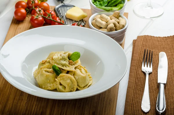 Tortellini fatti in casa ripieni di spinaci e aglio — Foto Stock