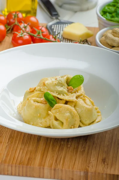 Hemgjord tortellini fyllda med spenat och vitlök — Stockfoto