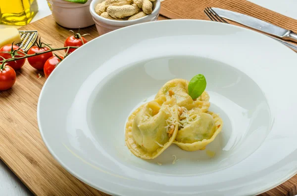 Tortellini fatti in casa ripieni di spinaci e aglio — Foto Stock