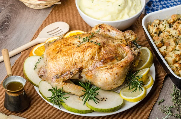 Fiesta - pollo asado relleno con hierbas — Foto de Stock