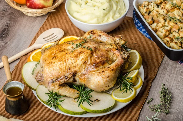 Fiesta - pollo asado relleno con hierbas — Foto de Stock