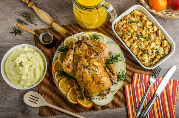 Fiesta - pollo asado relleno con hierbas — Foto de Stock