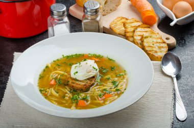 Kızarmış ekmek ve yumurta benedict ile et suyu