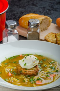 Kızarmış ekmek ve yumurta benedict ile et suyu