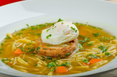 Kızarmış ekmek ve yumurta benedict ile et suyu