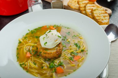 Kızarmış ekmek ve yumurta benedict ile et suyu