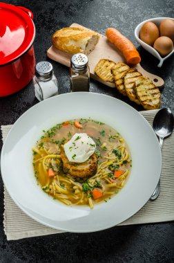 Kızarmış ekmek ve yumurta benedict ile et suyu