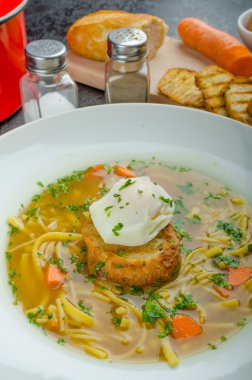 Kızarmış ekmek ve yumurta benedict ile et suyu