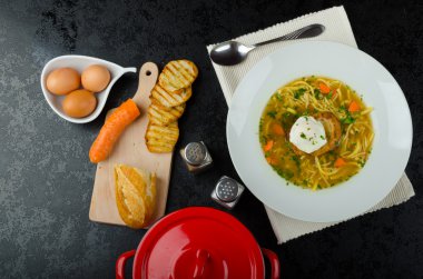 Kızarmış ekmek ve yumurta benedict ile et suyu