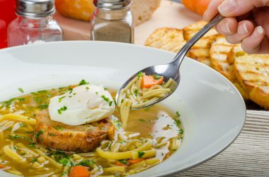 Kızarmış ekmek ve yumurta benedict ile et suyu