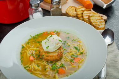 Kızarmış ekmek ve yumurta benedict ile et suyu