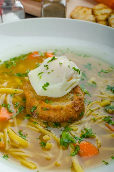 Caldo de res con tostadas y huevo benedicto —  Fotos de Stock