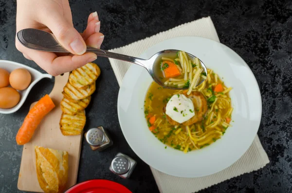 Caldo de res con tostadas y huevo benedicto —  Fotos de Stock