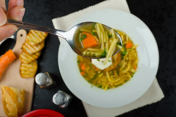 Rundvlees bouillon met toast en ei Benedictus — Stockfoto