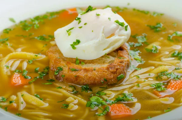 Caldo de res con tostadas y huevo benedicto —  Fotos de Stock