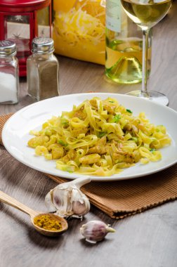 Tagliatelle mantarlı tavuk köri, pırasa ve sarımsak