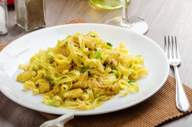Tagliatelle mantarlı tavuk köri, pırasa ve sarımsak