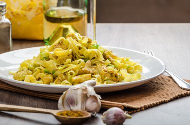 Tagliatelle mantarlı tavuk köri, pırasa ve sarımsak
