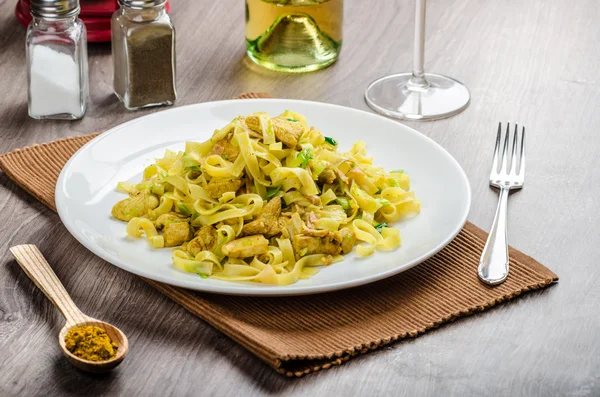 Tagliatelle with chicken curry, leek and garlic — Stock Photo, Image