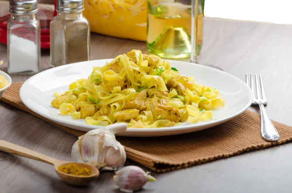 Tagliatelle z kurczakiem curry, pora i czosnku — Zdjęcie stockowe