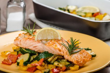 Kekik ve Akdeniz sebze ile pişmiş somon