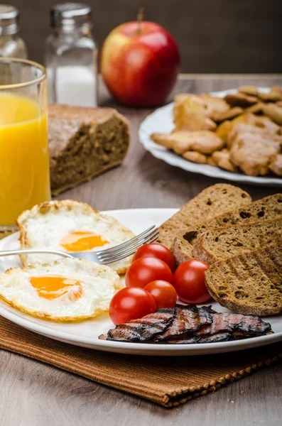 Ontbijt-spek, worst, brood en eieren — Stockfoto