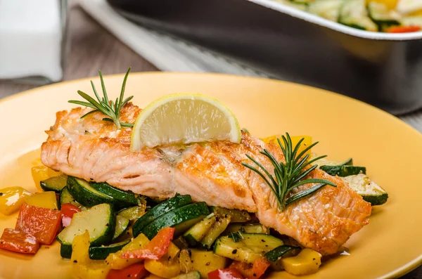 Salmon baked with thyme and Mediterranean vegetables — Stock Photo, Image
