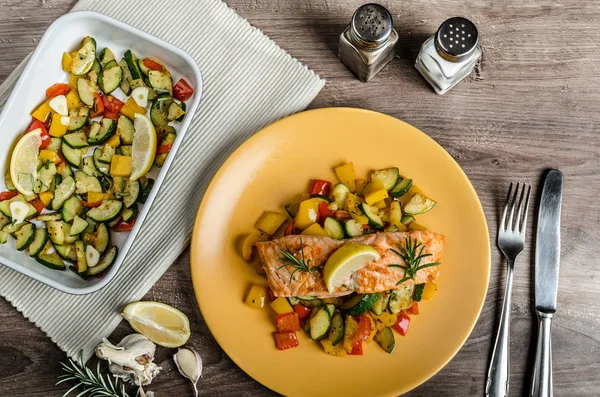 三文鱼烤地中海蔬菜和百里香 — 图库照片