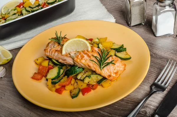 Lachs mit Thymian und mediterranem Gemüse gebacken — Stockfoto