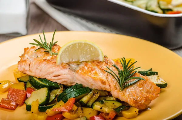 Salmón al horno con tomillo y verduras mediterráneas —  Fotos de Stock