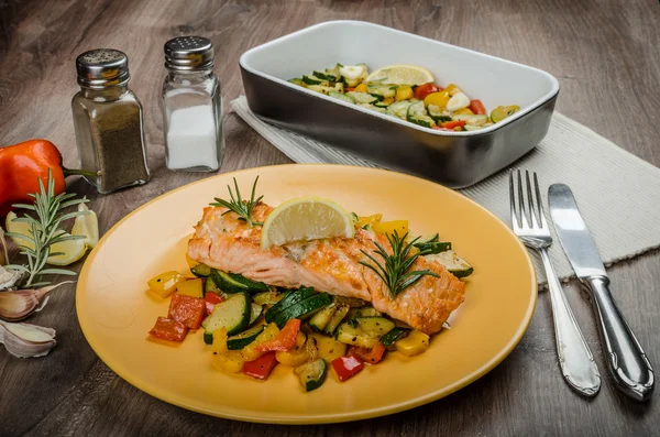 Salmon baked with thyme and Mediterranean vegetables — Stock Photo, Image