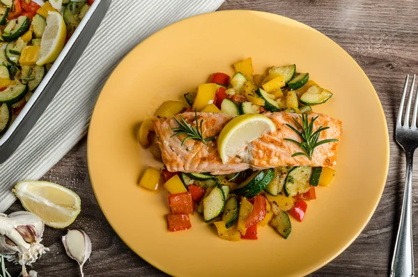 Salmon baked with thyme and Mediterranean vegetables — Stock Photo, Image