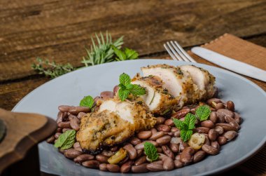 Otlar ve haşlanmış fasulye ile kavrulmuş tavuk göğsü