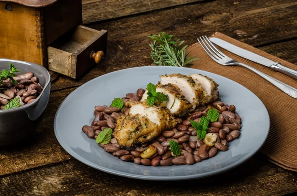 Petto di pollo arrosto con erbe e fagioli stufati — Foto Stock